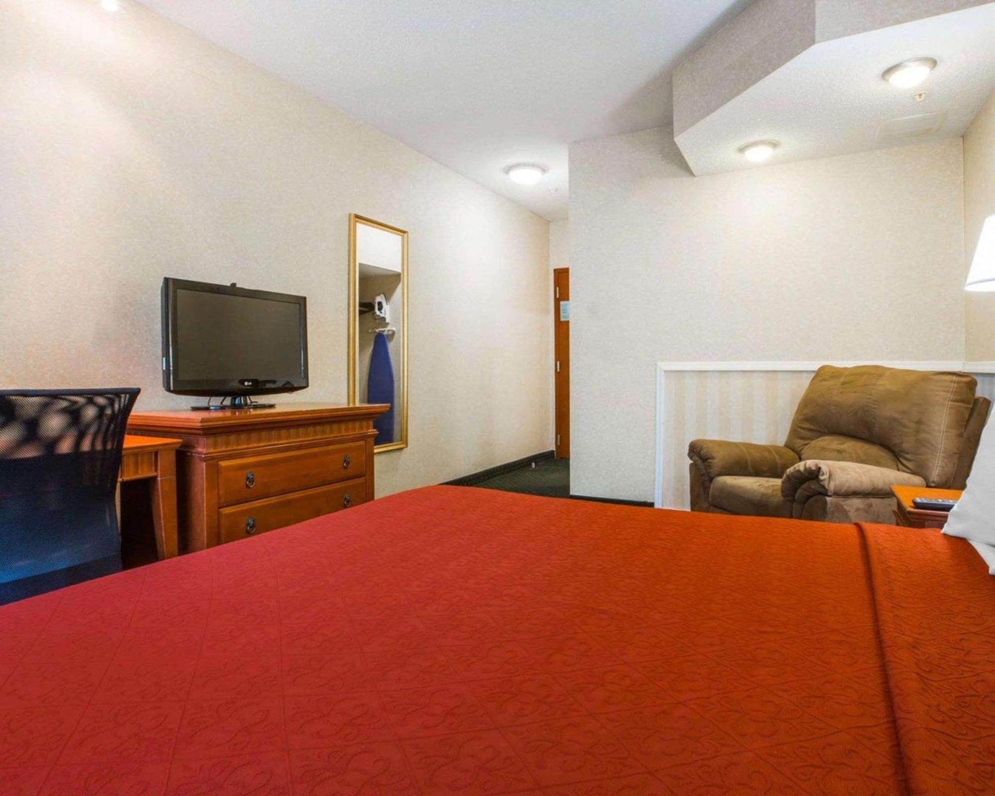Econo Lodge Glens Falls - Lake George Exterior photo