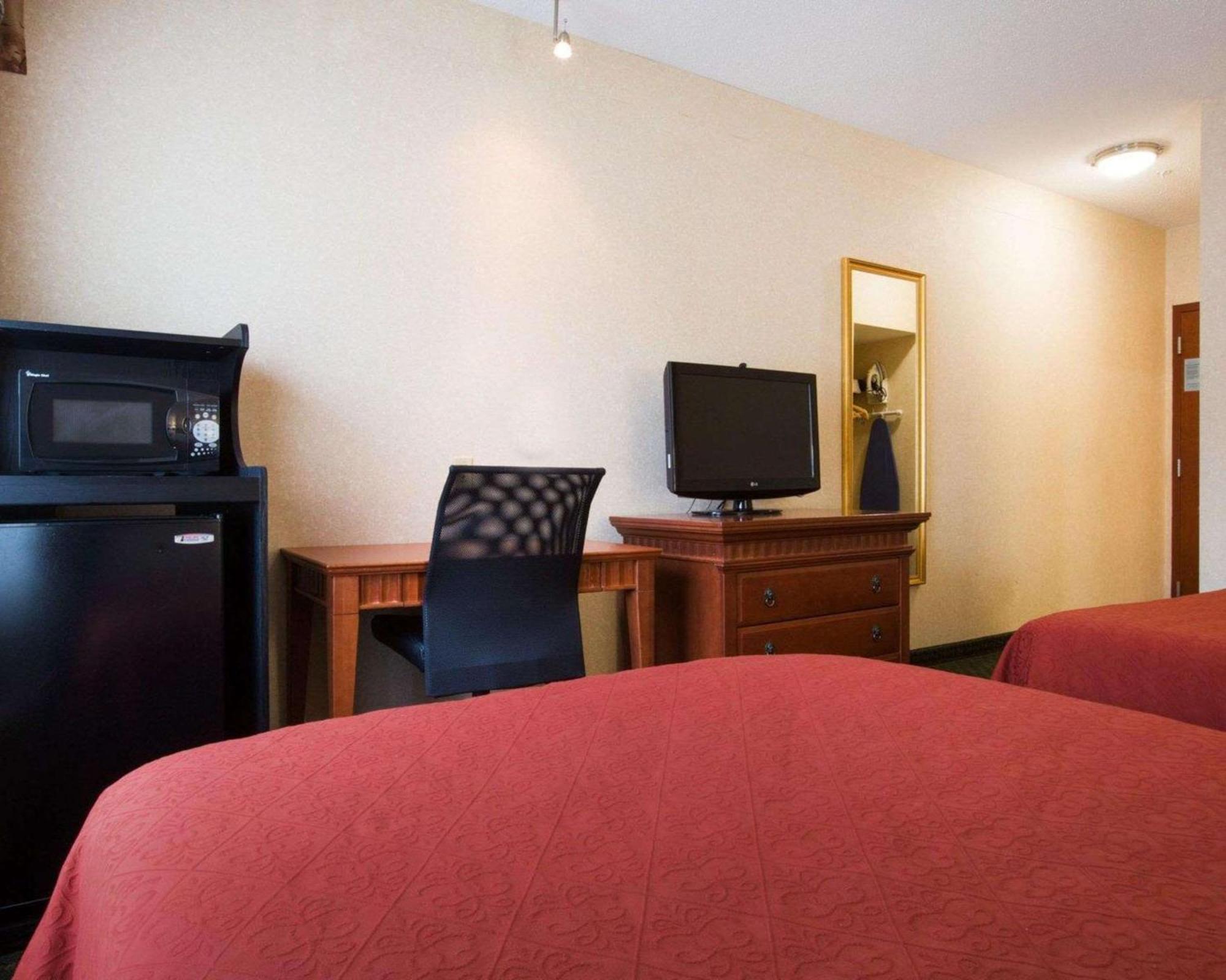 Econo Lodge Glens Falls - Lake George Exterior photo