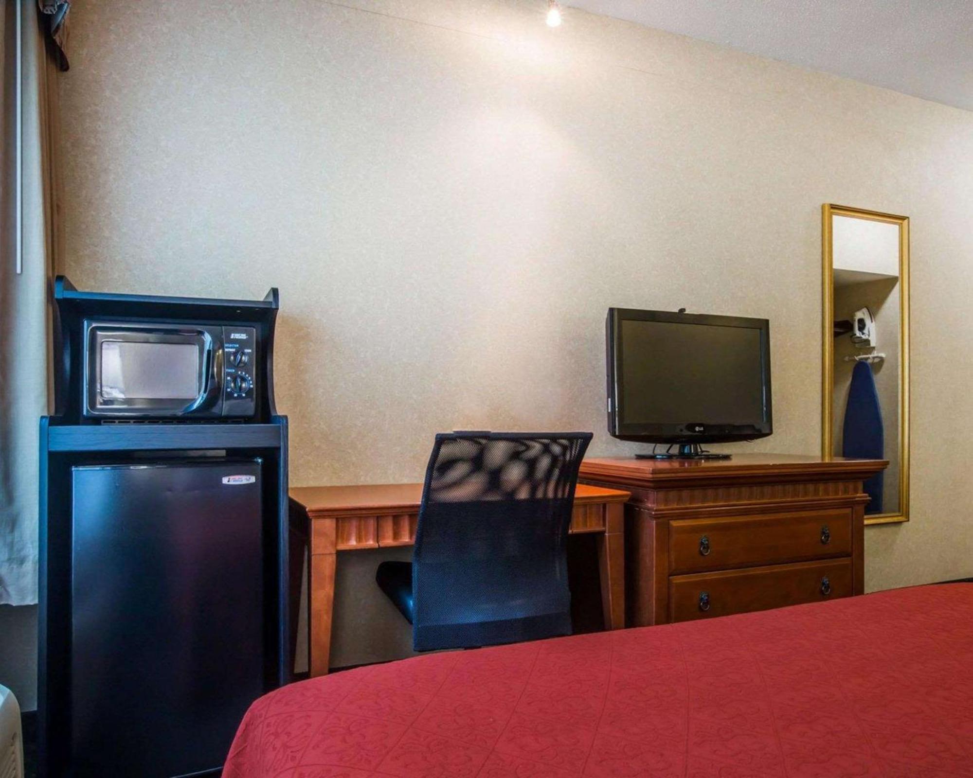Econo Lodge Glens Falls - Lake George Exterior photo