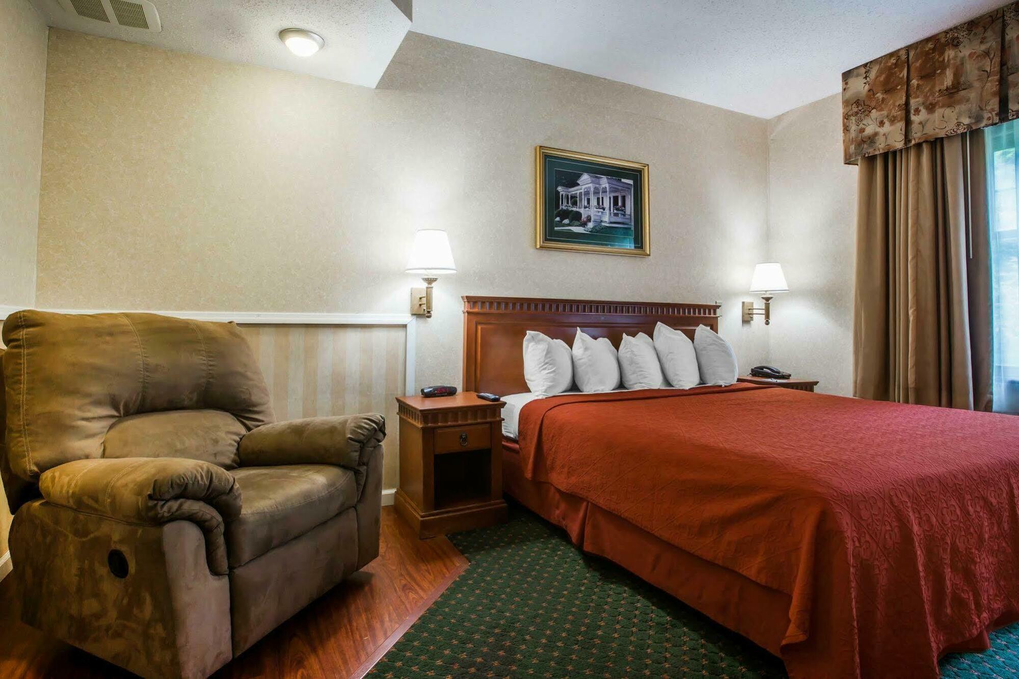 Econo Lodge Glens Falls - Lake George Exterior photo
